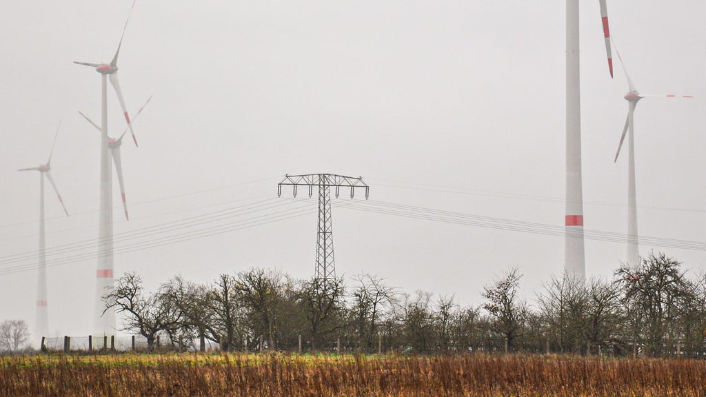 Blick auf Windräder von der Osterburger Stadtrandsiedlung aus. Die Flächenzahl an Windgebieten in den beiden Altmarkkreisen Stendal und Salzwedel soll sich bis 2027 fast verdoppeln.