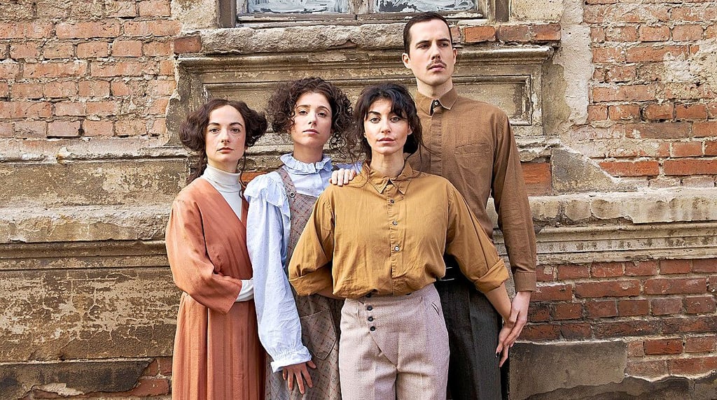 Die vier Schauspieler des Stückes „Was bleibt. Das Leben der Familie Cohn“.