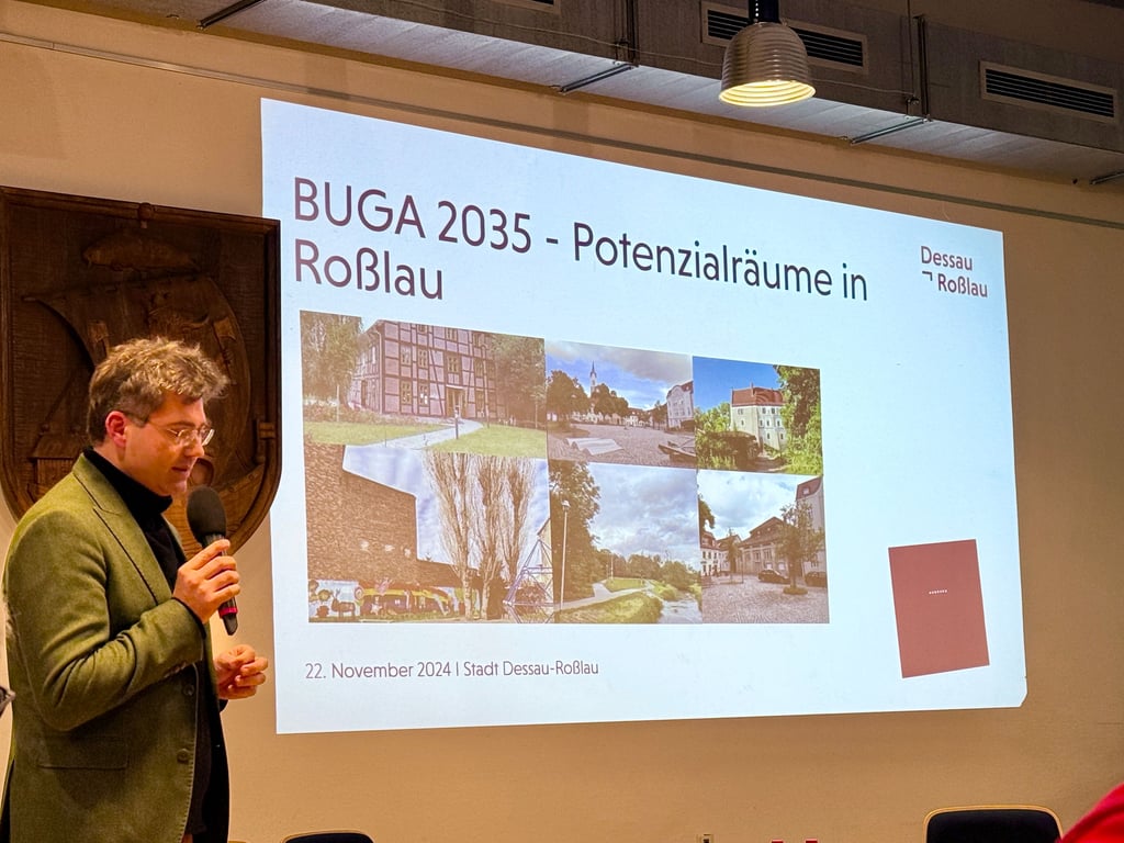 Oberbürgermeister Robert Reck wirbt für die Buga 2035 in Dessau-Roßlau. Wie viel Geld die Stadt in die Werbekampagne steckt, bleibt unklar.