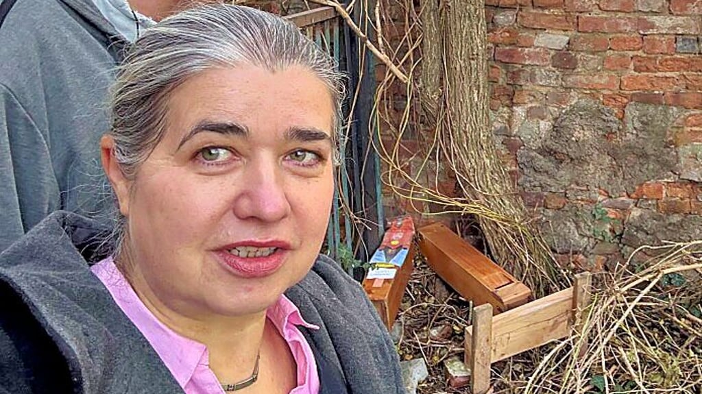 Ute Kopp und Hausmeister Mahlow finden die Orgel im Gebüsch. Spenden waren nicht drin.