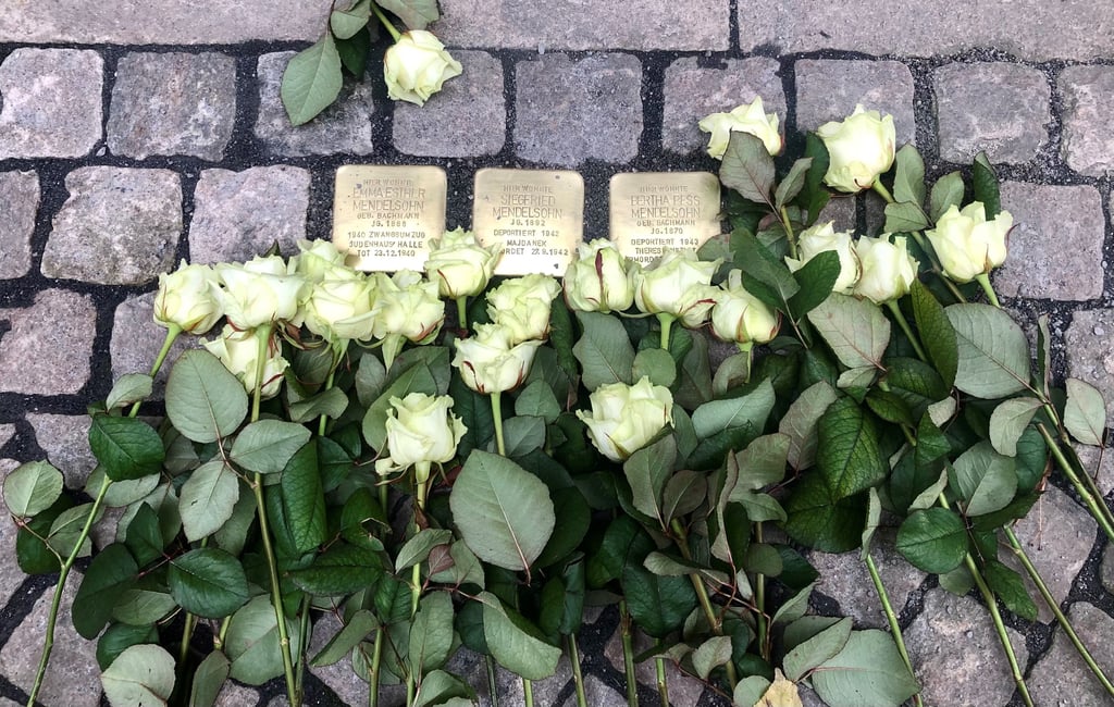 Nach dem Diebstahl aller zehn Stolpersteine in Zeitz Anfang Oktober sind am Donnerstag, 28. November, die neuen Erinnerungssteine verlegt worden, hier in der Kramerstraße.