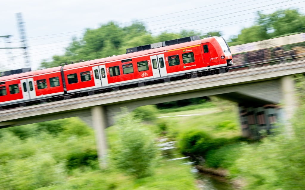 Die S-Bahn Hannover warnt angesichts von Sturmschäden vor Zugausfällen und Verspätungen. (Archivbild)