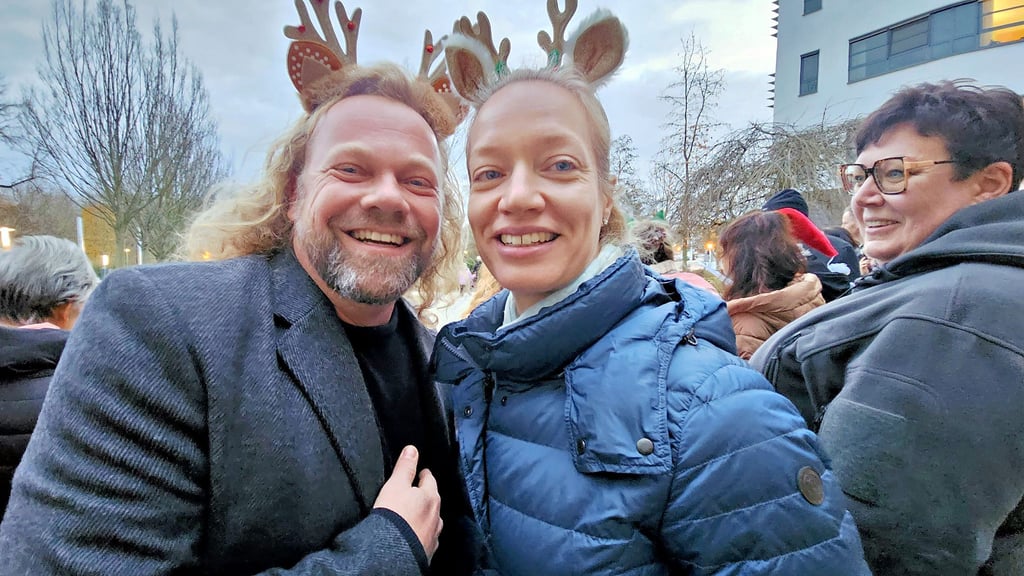 Jörg Bachmann vom Kulturamt und die neue Ordnungsamtsleiterin Katja Schulenberg sangen ebenfalls mit.