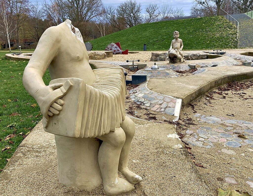 Wieder kopflos: Unbekannte haben den Kopf der Musikanten-Skulptur im Bereich vom Spielplatz im Flickschupark in Burg entfernt.