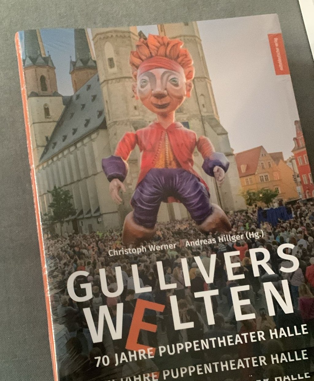 "Gullivers Welten" ist der Titel des neuen Buches, das im Mitteldeutschen Verlag zum 70-jährigen Bestehen des Puppentheaters Halle erschienen ist.