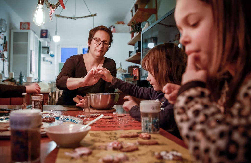 Die ewige Frage: Ist beim Plätzchen backen Teig naschen erlaubt? Experten sagen: Nein. Keime aus rohen Eiern und Coli-Bakterien aus dem Mehl werden erst durch Erhitzen unschädlich gemacht.