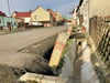 Graben und Straßenränder in der Meineweher Hauptstraße sind in schlechtem Zustand. Dort will die  Gemeinde investieren, um das Entwässerungsproblem in den Griff zu bekommen. 