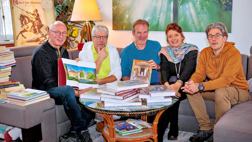 Sie stecken hinter dem Bildband zum Droy0ßiger Schloss (v.l): Frank Ellmerich,Thomas Linzner, Michael Schomer, Katrin Beikirch und Peter Haßler.
