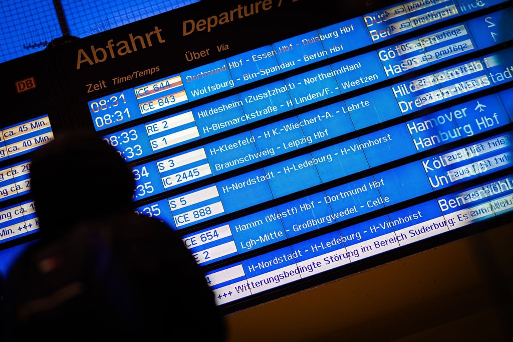 Ein Sturmtief macht dem Bahnverkehr zu schaffen, viele Züge verspäten sich.