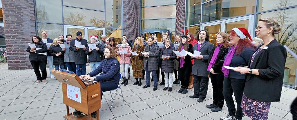 Der kleine Chor der Stadtverwaltung startete seine Tour am Klinikum.