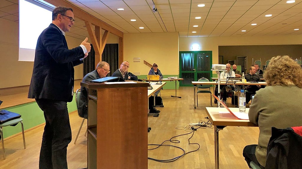 Konstantin Speck vom Wittenberger Kreisverband des DRK spricht im Stadtrat von Bad Schmiedeberg über Probleme und Chancen.