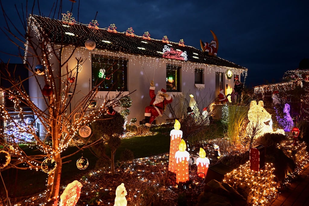 In Ahnatal leuchten am Haus von Sascha Bärwald und Dominik Pieczko etwa 130.000 LED-Lämpchen.