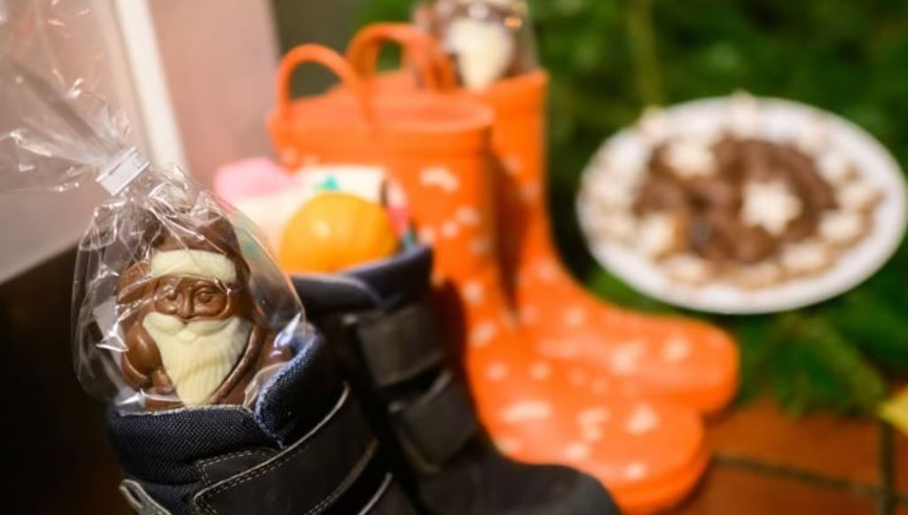 Am 6. Dezember haben viele Kinder ihre geputzten Stiefel vor die Haustür gestellt und hoffen auf Besuch des Herrn Nikolaus.