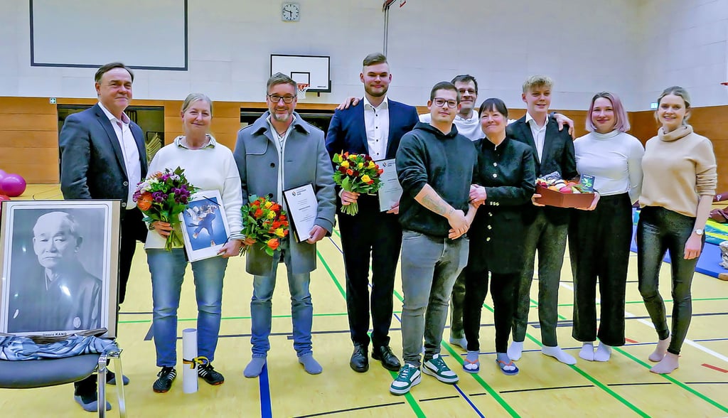 Ein Satz Ehrennadeln zum  30-jährigen Jubiläum des Bestehens des Sama Budo Kai Vereins für: Conny Türk (2.v.l.) in Gold, Sebastian Schmidt in Silber und Bronze für Jannik Grießig. 