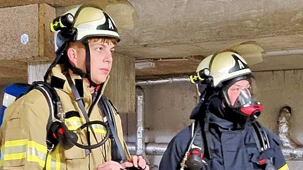 Mit Wärmebildkameras hat der Angriffstrupp der Feuerwehr die Tiefgarage untersucht.