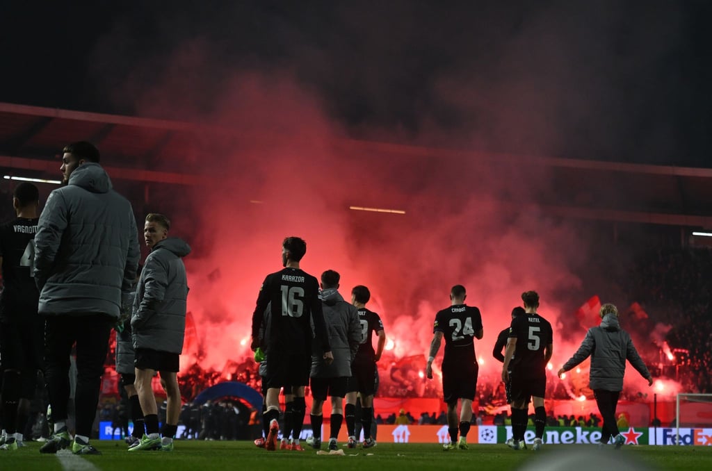 Hängende Köpfe an einem denkwürdigen Abend: Die VfB-Profis nach der Klatsche in Belgrad.