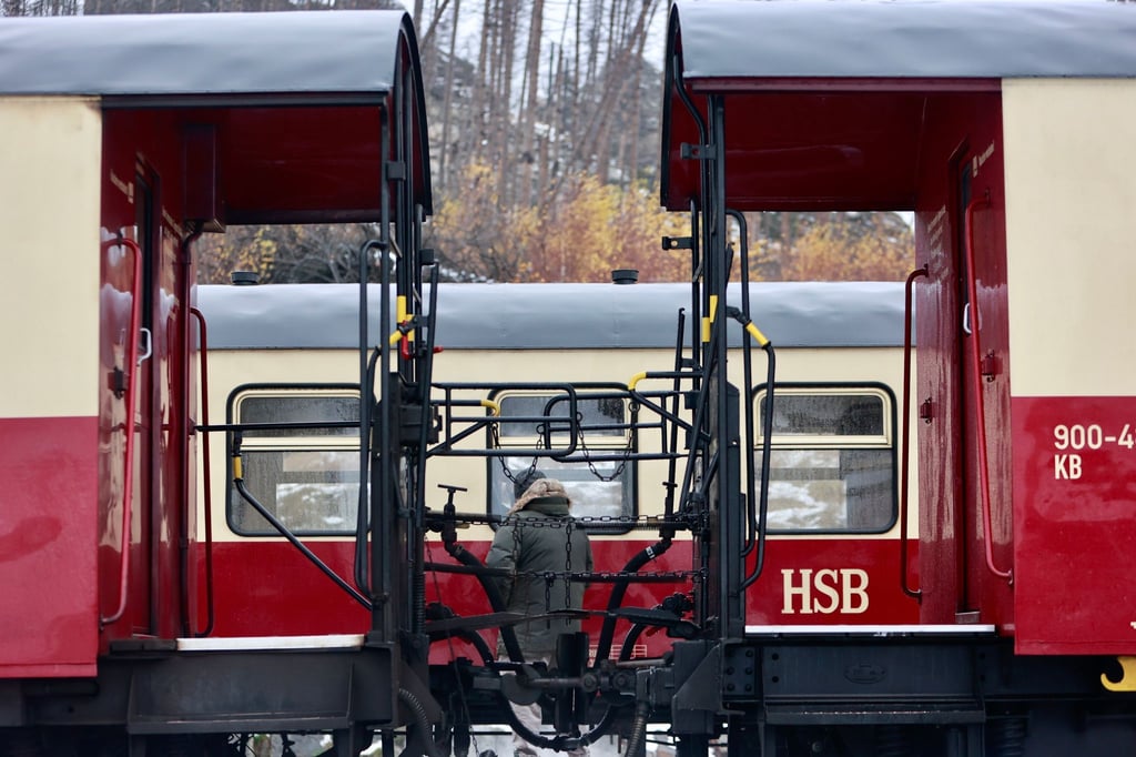 Ein Zug der Harzer Schmalspurbahnen GmbH steht im Bahnhof Schierke. Die HSB hat den Zugverkehr zum Brocken wegen einer Sturmwarnung für heute eingestellt. (Archivfoto)