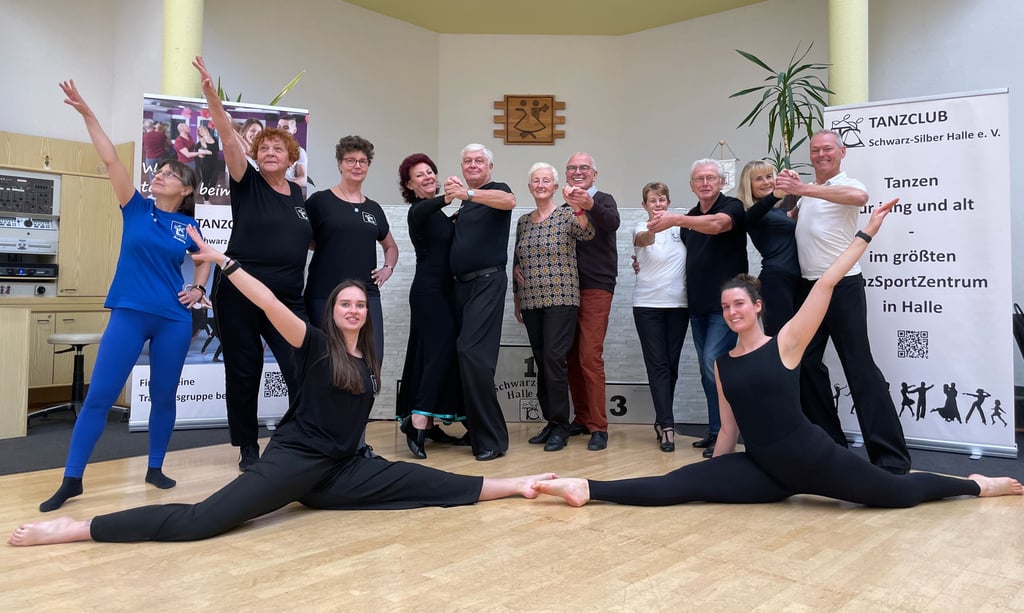 13 von insgesamt über 300 Mitgliedern des Tanzclubs „Schwarz-Silber“: Derzeit wird fleißig für den Weihnachtsball trainiert.