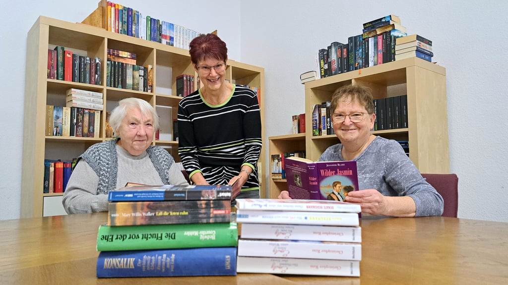 Im Dorfgemeinschaftshaus in Quenstedt wird von Birgit Wesemann (Mitte) eine kleine Dorfbibliothek mit 800 Büchern betrieben. Inge Göppert (links im Bild) und Martina Heidenreich (re.) gehören zu den festen Stammkunden, die Bücher ausleihen, aber auch neue Werke mitbringen.
