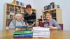 Im Dorfgemeinschaftshaus in Quenstedt wird von Birgit Wesemann  (Mitte) eine kleine Dorfbibliothek mit 800 Büchern betrieben. Inge Göppert (links im Bild) und  Martina Heidenreich (re.) gehören zu den festen Stammkunden, die Bücher ausleihen, aber auch neue Werke mitbringen.