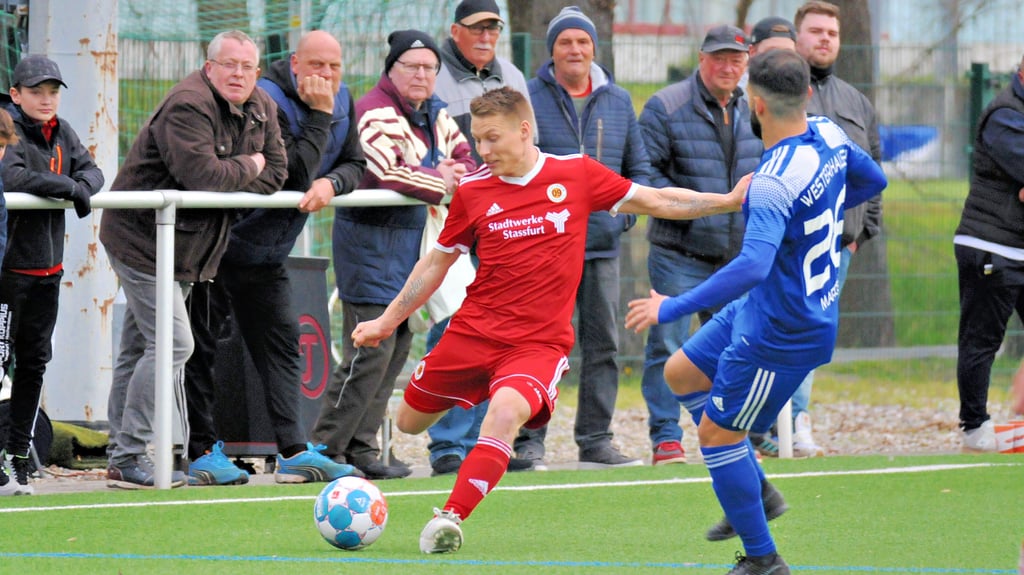 Im letzten Pflichtspielduell mit dem SV Westerhausen schieden Matthias Lieder (l.) und der SV 09 Staßfurt im Frühjahr 2023 aus dem Landespokal aus.