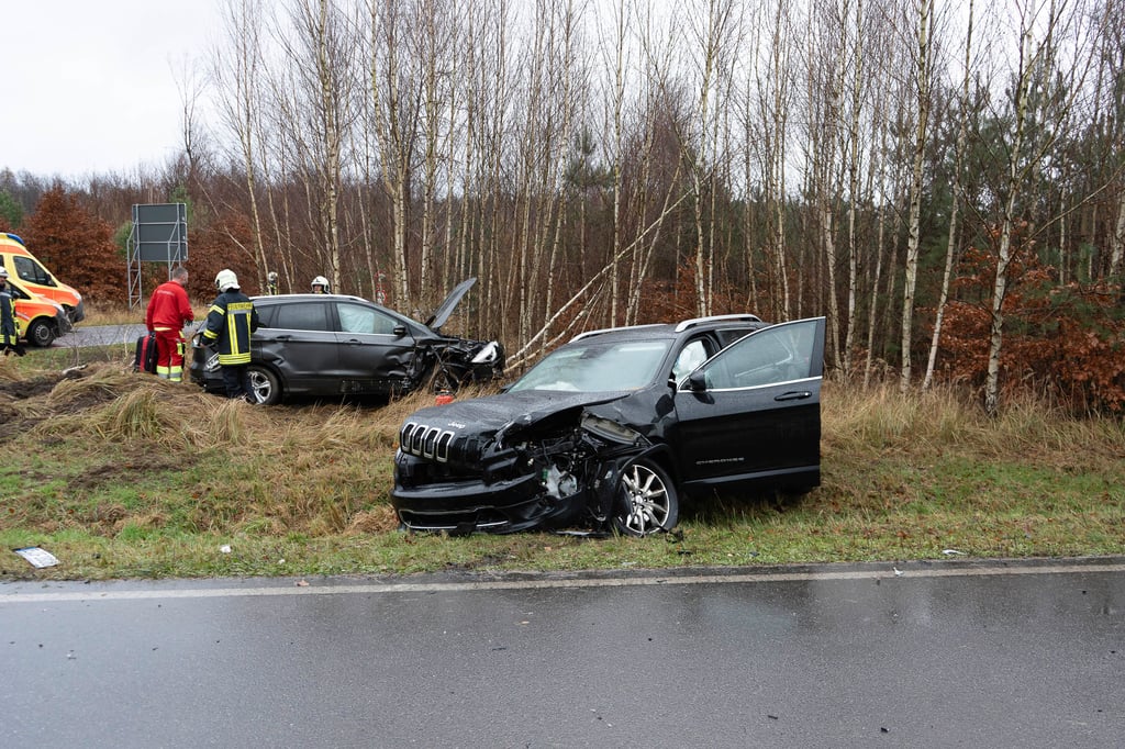 Zwei Personen sind bei einem Unfall auf der B107 schwer verletzt worden.