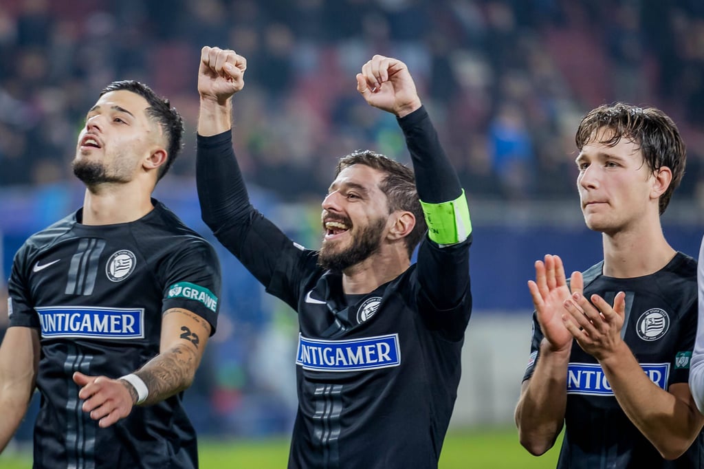 Graz-Kapitän Otar Kiteishvili (Mitte) freut sich über den Sieg in der Champions League.