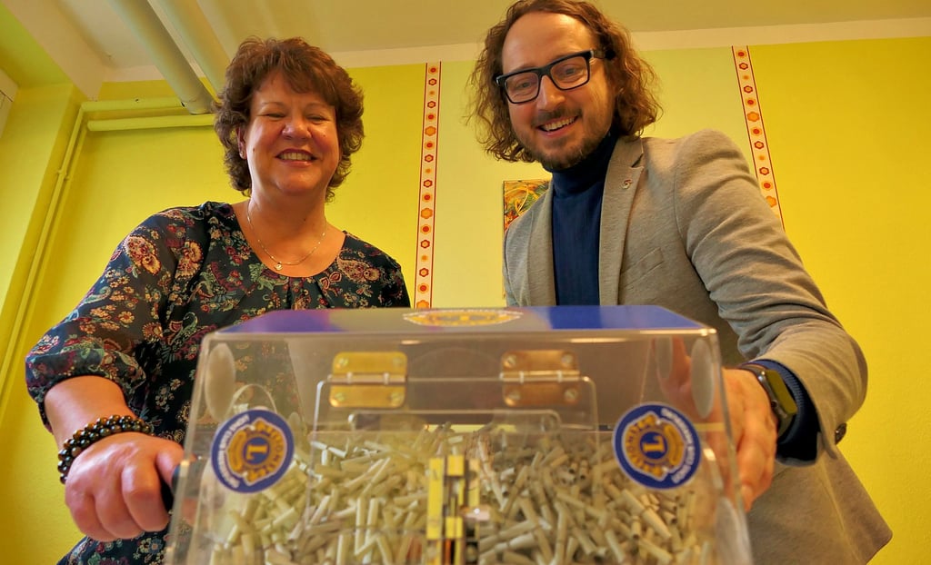 Carmen Wendling und Oberbürgermeister Sebastian Müller-Bahr losen die Gewinnernummer aus.
