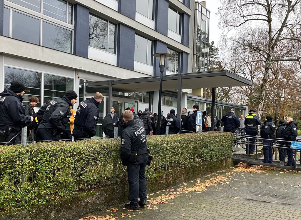 Seit dem Morgen gibt es einen friedlichen Protest vor dem Otto-Suhr-Institut.