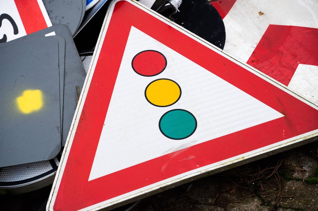 Ein Autofahrer übersieht die rote Ampel und fährt einen Fußgänger um.