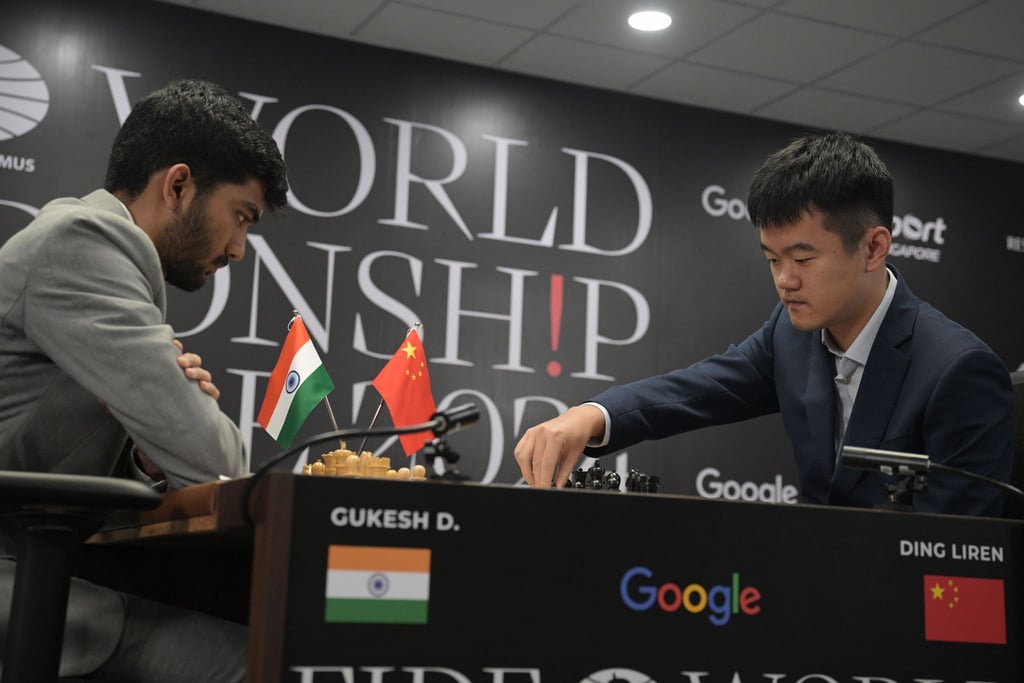 Das Schach-Duell zwischen Dommaraju Gukesh (l) und Ding Liren bleibt weiter spannend.