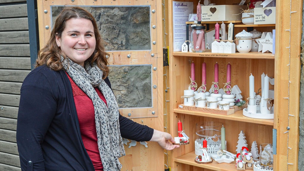 Sophie Hoffmann betreibt einen kleinen Verkaufsstand über eine Kasse des Vertrauens in Hundisburg. Ihre selbstgemachte Gusskeramik kann rund um die Uhr gekauft werden und hat schon dem einen oder anderen den Geburtstag gerettet.