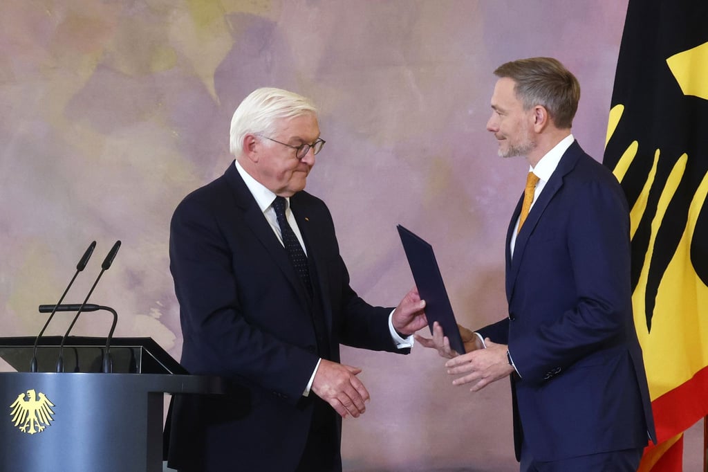 Es kam anders als geplant: Bundespräsident Steinmeier überreicht FDP Chef Christian Lindner die Entlassungsurkunde.