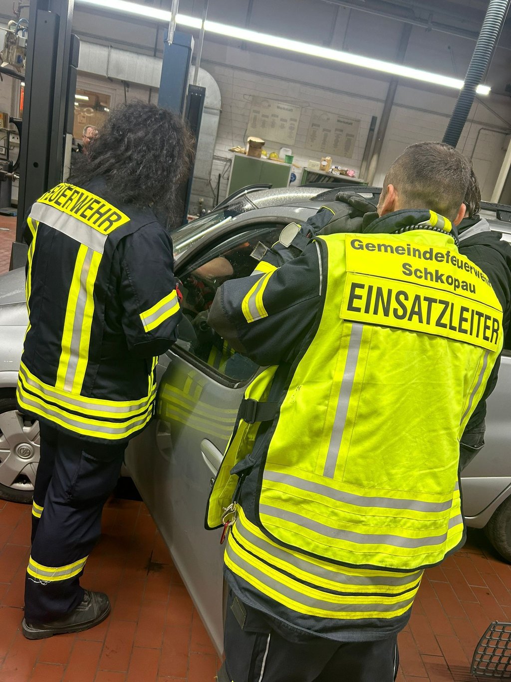 Feuerwehr und Mechaniker mussten das Armaturenbrett demontieren.