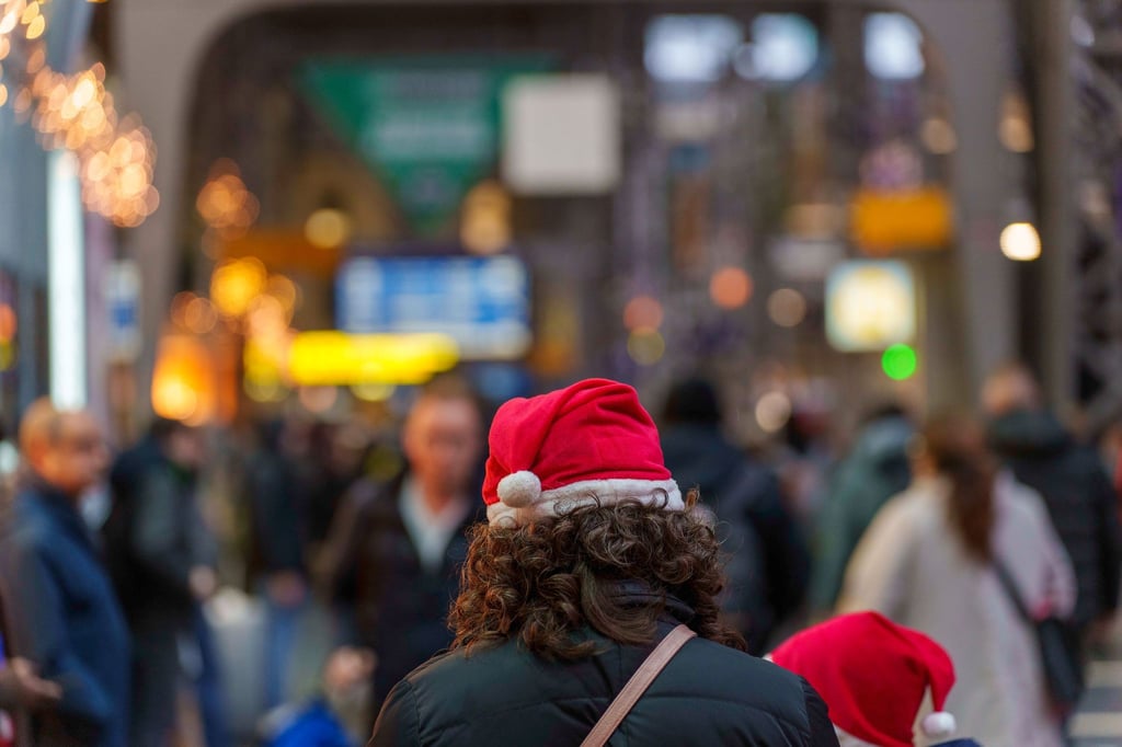 Viele Menschen reisen zu Weihnachten mit Bahn oder Bus, um die Feiertage mit ihren Liebsten zu verbringen.