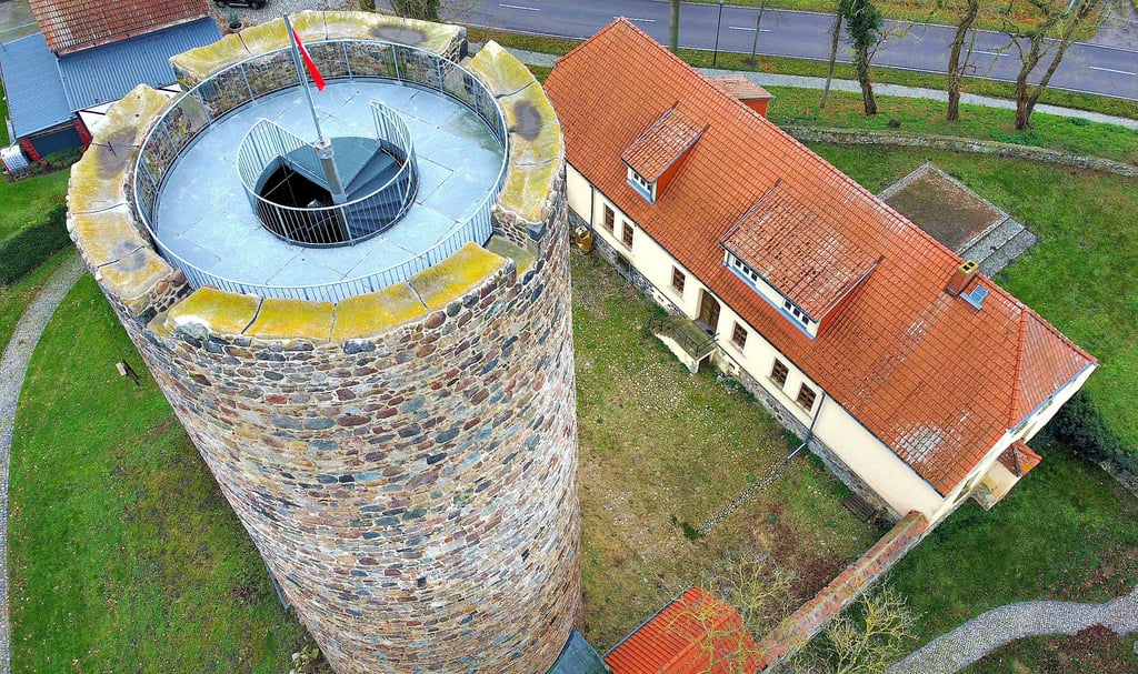 Die Burg Loburg aus der Vogelperspektive.