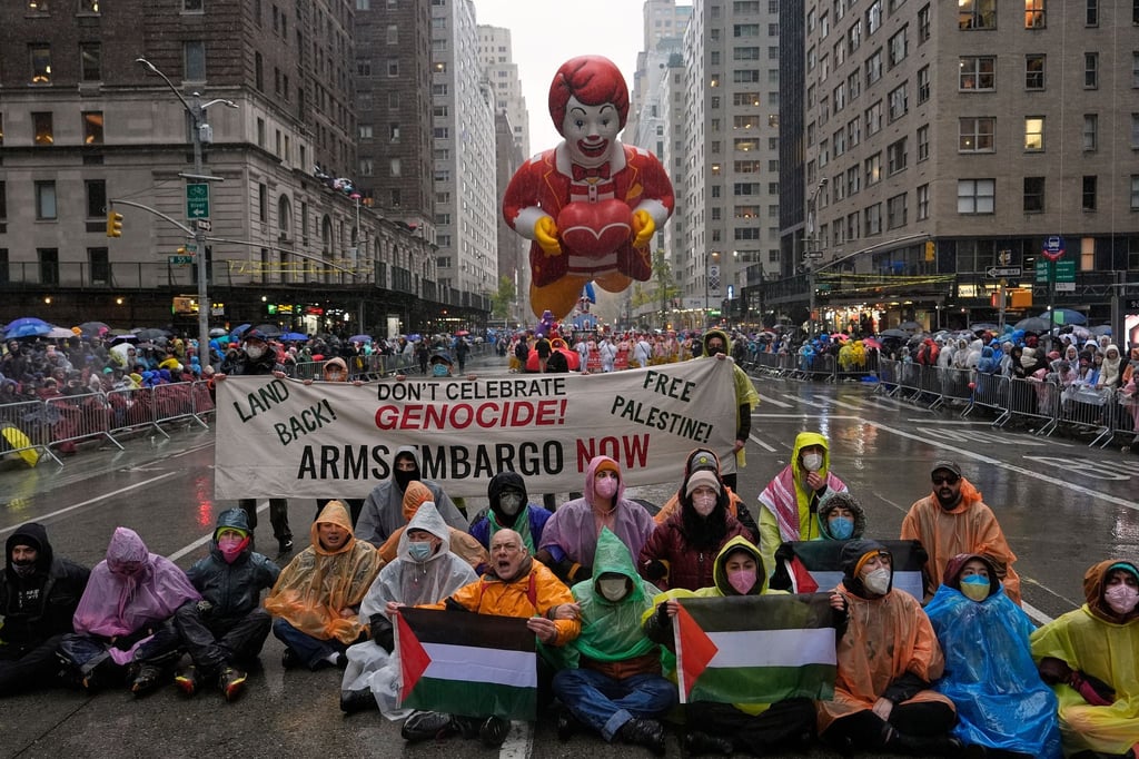 Propalästinensische Demonstranten nutzen die populäre Parade