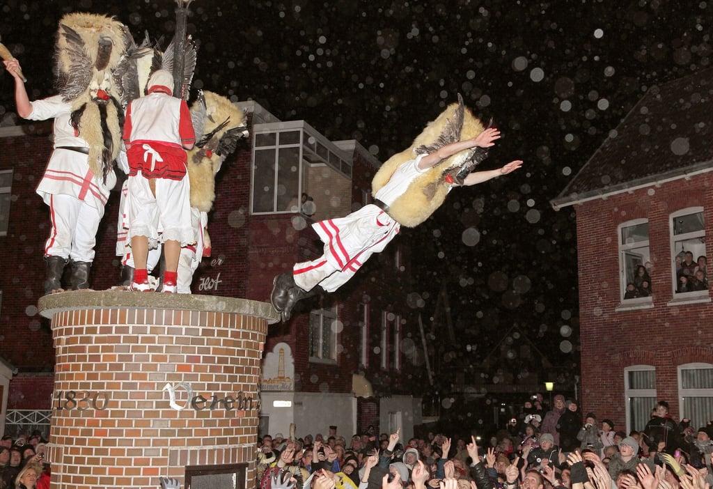 Höhepunkt des Brauches ist ein Sturz in die Menschenmenge. Offizielle Aufnahmen gibt es nur wenige von der Tradition, da Pressevertreter nicht gern gesehen sind. (Archivbild)