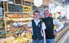 Verkäufer Justin Stadler gehört zu den besten Absolventen der kaufmännischen Ausbildung im IHK-Bezirk Halle-Dessau. Gelernt hat er im Edeka-Markt von  Ingo Pollmer (r.) in Dessau-Süd. Doch der 19-Jährige hat noch nicht genug vom Schulbankdrücken. 