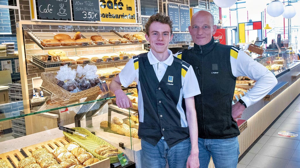 Verkäufer Justin Stadler gehört zu den besten Absolventen der kaufmännischen Ausbildung im IHK-Bezirk Halle-Dessau. Gelernt hat er im Edeka-Markt von Ingo Pollmer (r.) in Dessau-Süd. Doch der 19-Jährige hat noch nicht genug vom Schulbankdrücken.