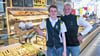 Verkäufer Justin Stadler gehört zu den besten Absolventen der kaufmännischen Ausbildung im IHK-Bezirk Halle-Dessau. Gelernt hat er im Edeka-Markt von  Ingo Pollmer (r.) in Dessau-Süd. Doch der 19-Jährige hat noch nicht genug vom Schulbankdrücken. 