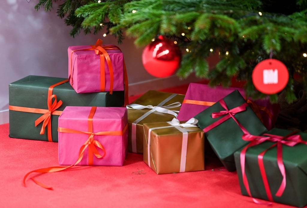 Gehören irgendwie dazu: Geschenke unter dem Weihnachtsbaum. Aber muss der Inhalt immer zwingend neu sein?