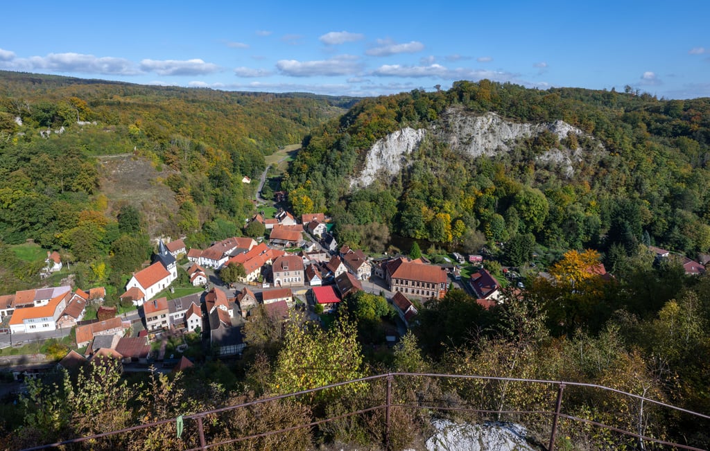 Symbolfoto - Die geplanten Probebohrungen der Rottleberöder Firma Knauf in der Karstlandschaft (hier ein Blick auf Questenberg) schlagen derzeit hohe Wellen.