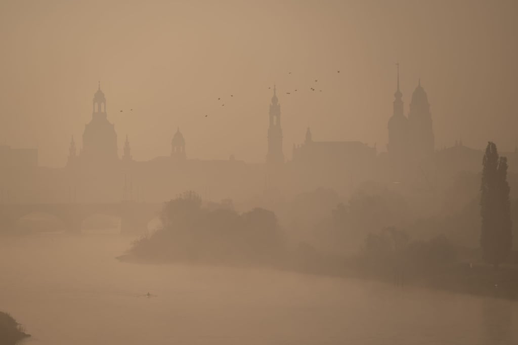 Vor allem nachts muss am Wochenende in Sachsen stellenweise mit Nebel und Hochnebel sowie Straßenglätte gerechnet werden. Tagsüber wechseln sich Wolken und Sonnenschein ab. (Symbolbild)