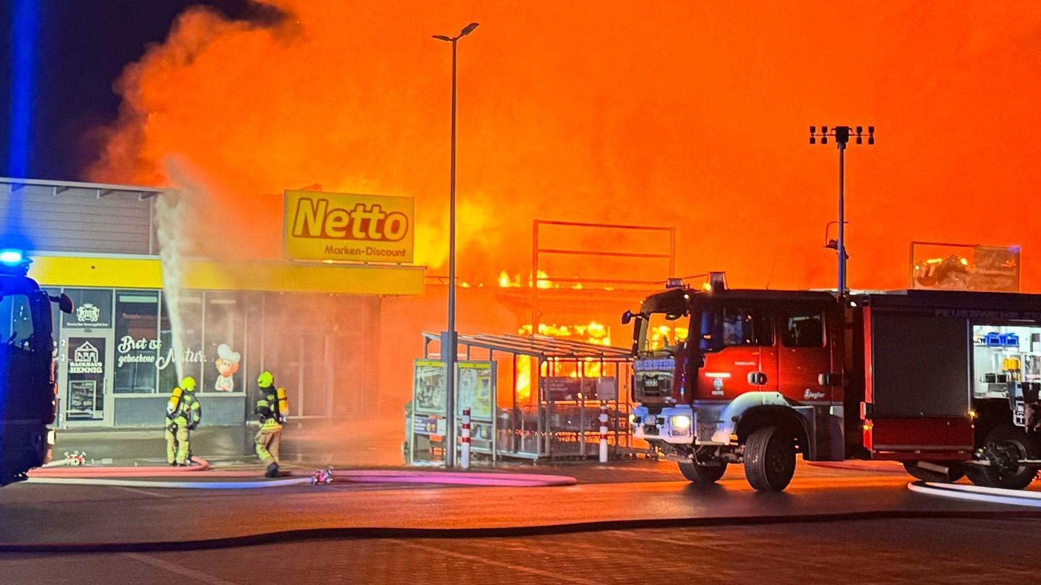 Gefahr in Zeitz! Einkaufszentrum in Flammen Brand bei Netto, Duk und