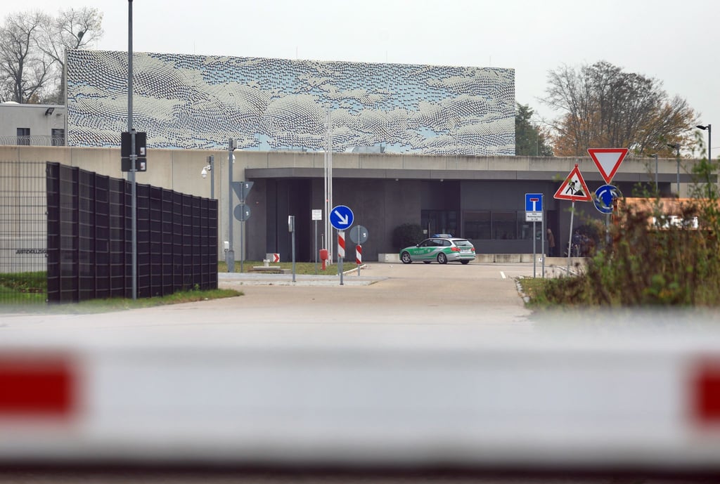 Seit Wochen gibt es Vorwürfe gegen Mitarbeiter im bayerischen Justizvollzug. Die Zahl der Beschuldigten stieg nun auf 17. (Symbolbild)