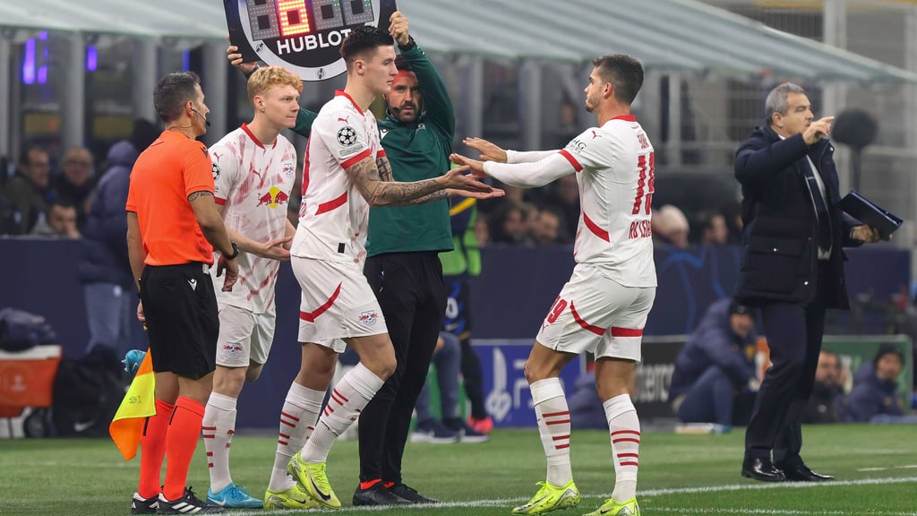 Sesko (2.v.r.) war gegen Inter Mailand nur Ersatz für André Silva (r.).