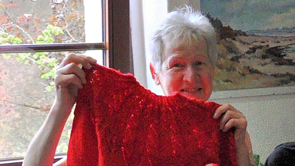 Ute Klein von den Genthiner Kreativdamen begleitete den Transport von Häkel- und Strickwaren nach Brandenburg.