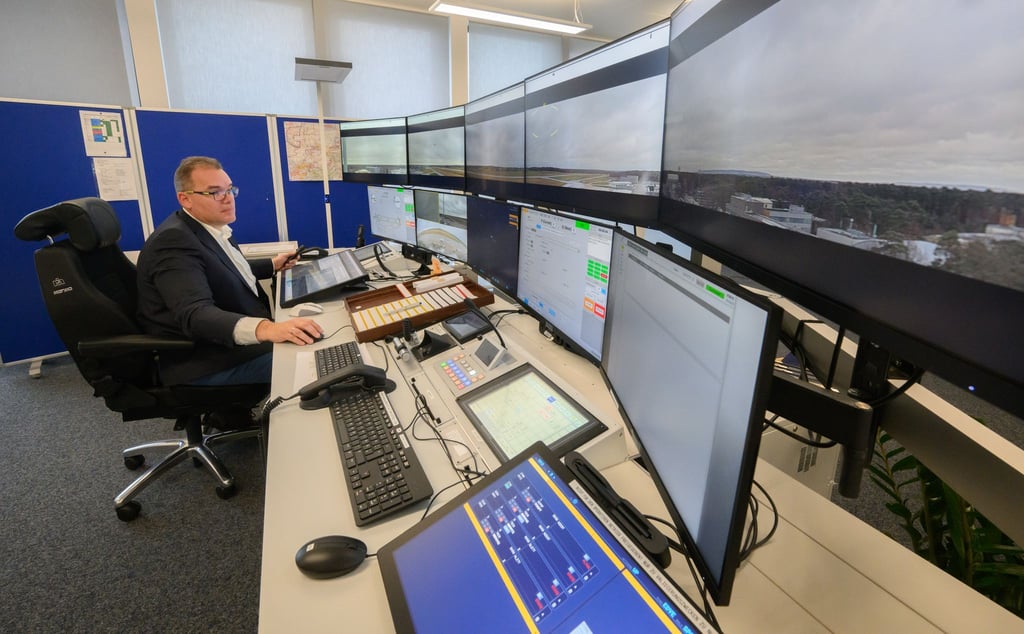Fluglotse Kai Heinrich kann im neuen Remote-Tower-Kontrollzentrale (RTC-Center) auch weit entfernte Flugplätze überwachen. (Foto aktuell)
