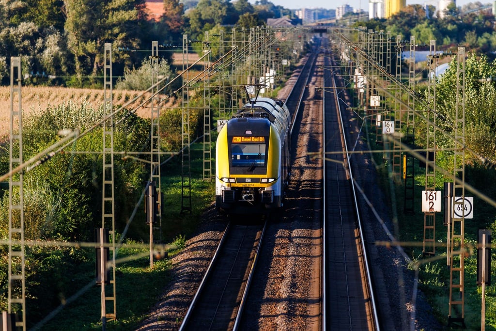 Wegen einer beschädigten Oberleitung war die Rheintalbahnstrecke gesperrt (Symbolbild)